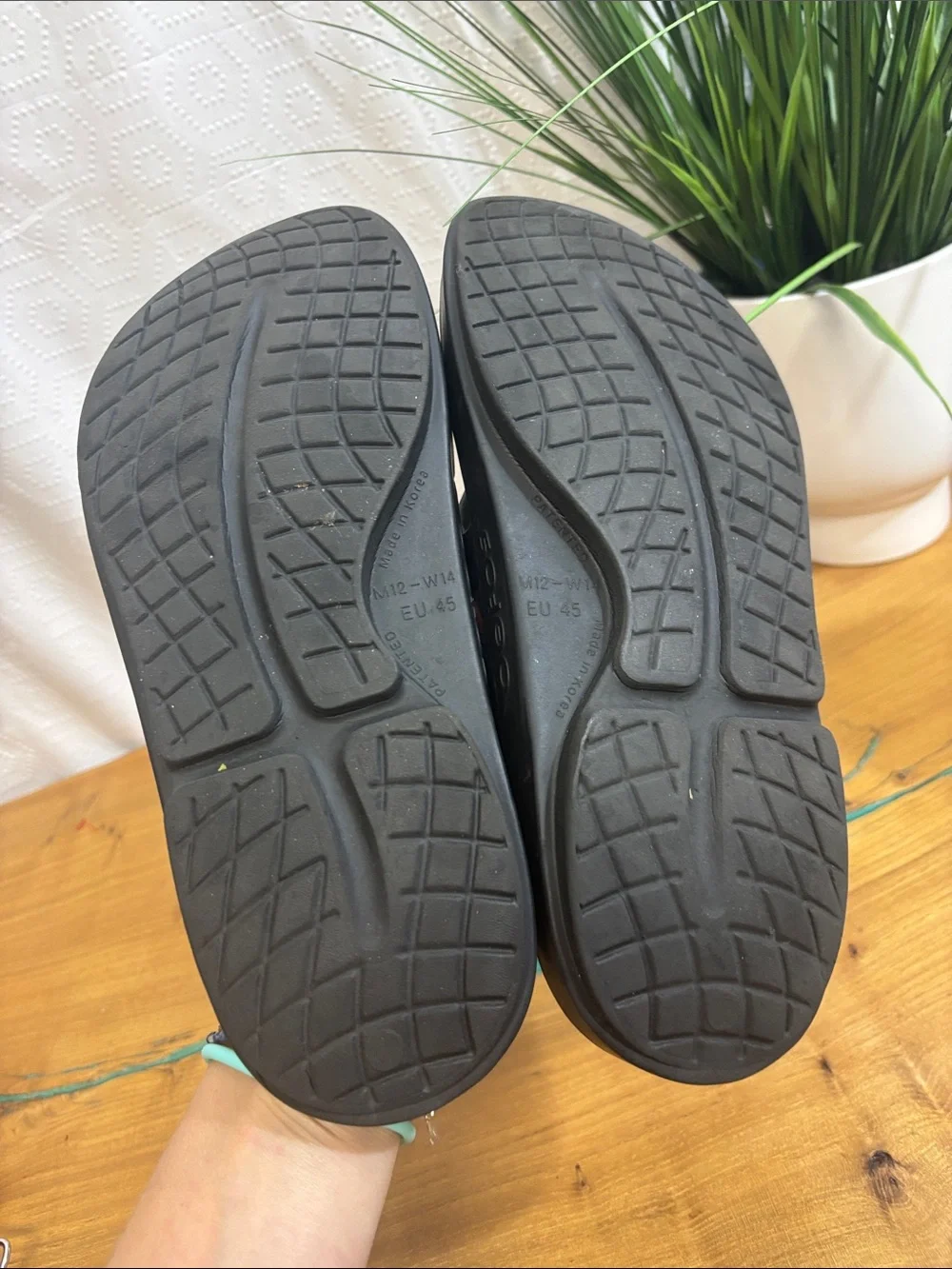 OOFOS OOriginal Recovery Sandals Mens 10 Womens size 12 Black Thong Flip Flops